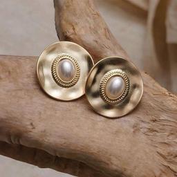 A Round Faux Pearl Decor Earring